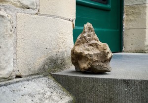 Kamen ispred vrata - ilustracija