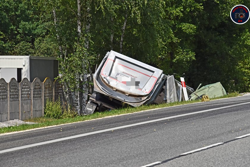 DK nr 50. W Grębiszewie tir zderzył się z osobówką. Nie żyją cztery osoby