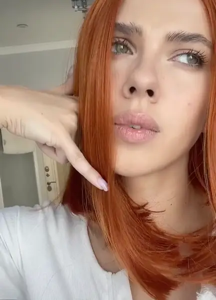 Kate wciela się w Czarną Wdowę na TikToku / @mimisskate TikTok