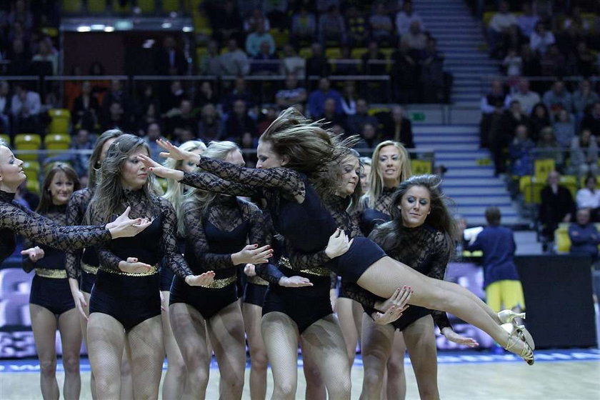 Ależ oni mają boskie cheerleaderki!