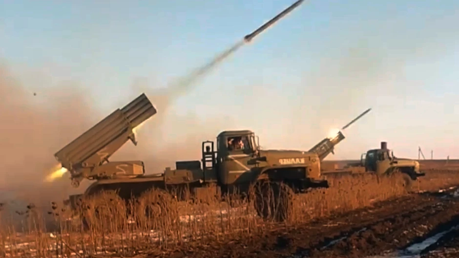 Ruska vojska puca na ukrajinske položaje na nepoznatoj lokaciji u Ukrajini 16. decembra