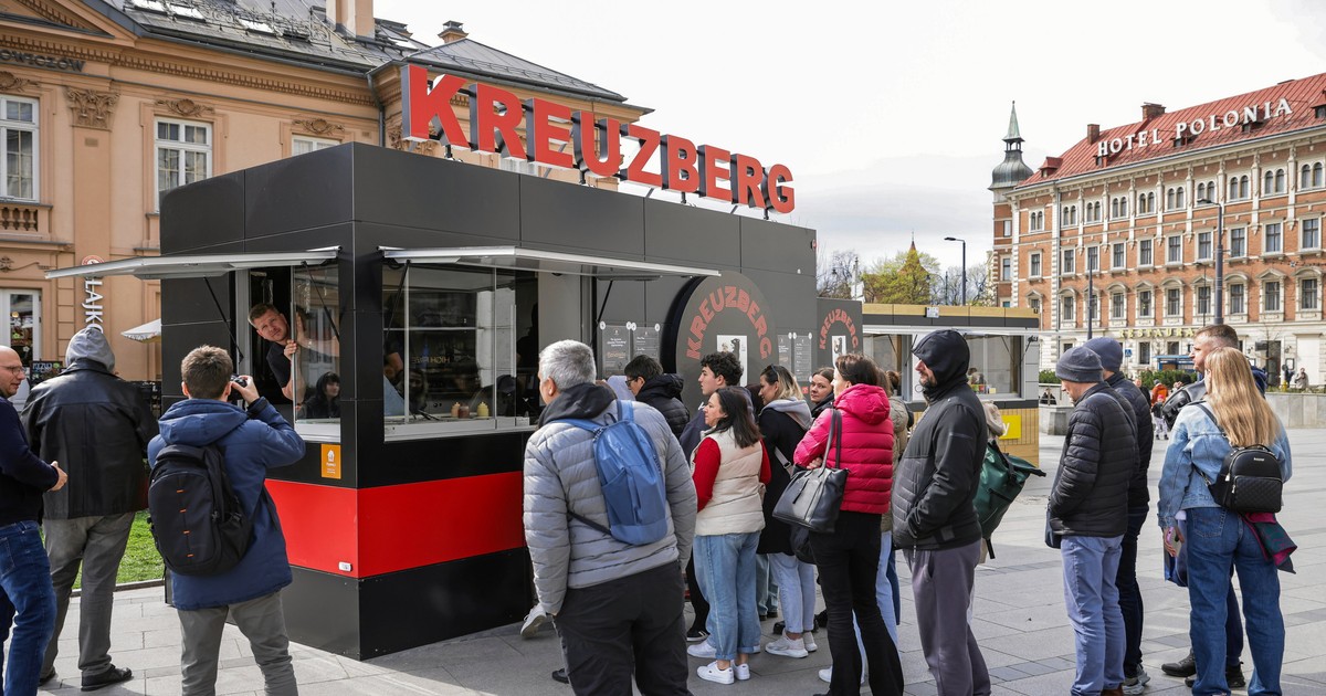 Budka z kebabem Filipa Chajzera budzi kontrowersje. "Niedorzeczne jaja"