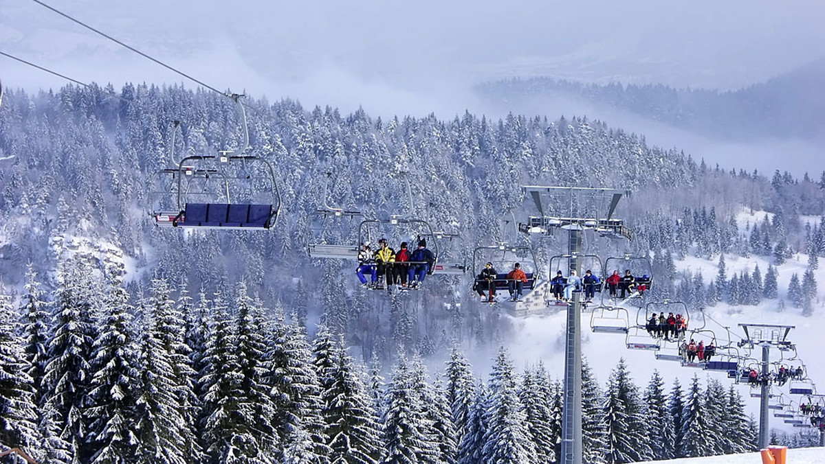 Czeskie ośrodki narciarskie są coraz popularniejsze wśród Polaków. Czynione z rozmachem w ostatnich latach inwestycje, a także atrakcyjne ceny spowodowały, że w Sudetach zdecydowanie "środek ciężkości" przesunął się na południową stronę granicy. Warto zapoznać się więc z ofertą czeskich stacji narciarskich.
