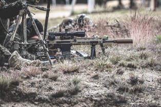 Niezwykła broń w rękach spadochroniarzy. To karabin wyborowy GROT 762N