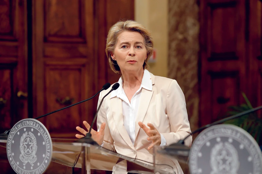 Zdjęcie linii papilarnych Ursuli von der Leyen w trakcie jej konferencji prasowej to znak, że odcisk palca nie jest dobrym zabezpieczeniem