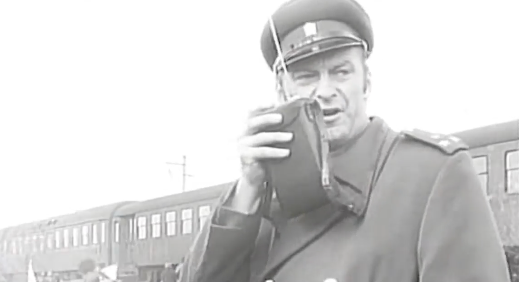 Český herec Jan Pohan vo filme Na kolejích čeká vrah. 