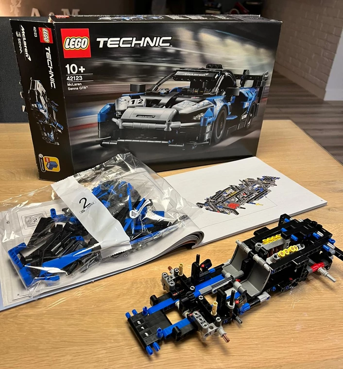 Zestaw LEGO Technic McLaren Senna GTR™ (42123) - zwróćmy uwagę na walory edukacyjne. Składając McLarena, zobaczymy, jak zbudowane jest podwozie, możemy też podziwiać ruchome tłoki 8-cylindrowego silnika.