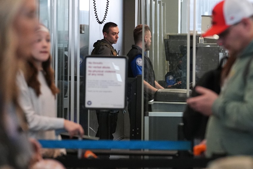 Agent ICE-a (L) i službenik TSA proveravaju prtljag na aerodromu O’Her u Čikagu 24. marta