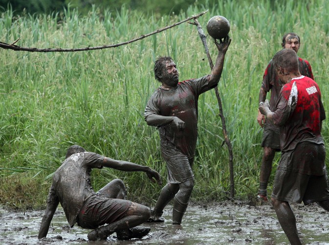 Bartosz Węglarczyk z piłką