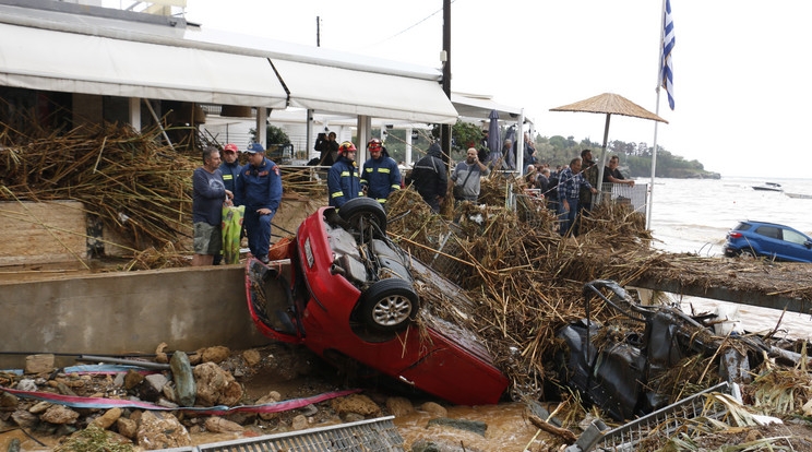 Már halálos áldozata is van a Görögországban tomboló brutális viharnak: autójával együtt sodort el egy 50 éves férfit, a pár óra alatt lezúduló esőből kialakult árvíz / Fotó: MTI EPA
