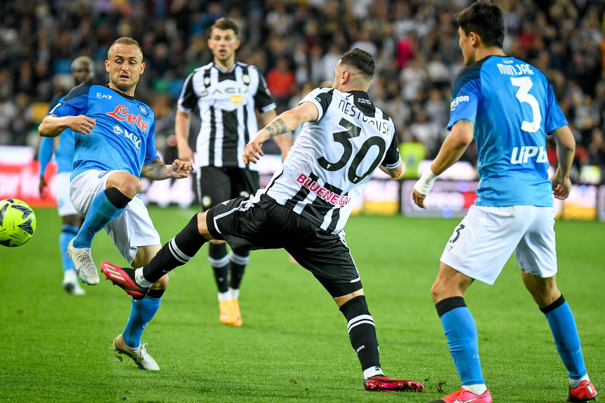 Futbalista Ilija Nestorovski (uprostred) z Udinese a slovenský hráč Stanislav Lobotka z Neapola (vľavo).