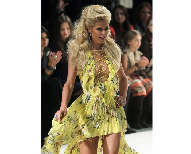 Paris Hilton w roli modelki na pokazie kolekcji Andre Tan