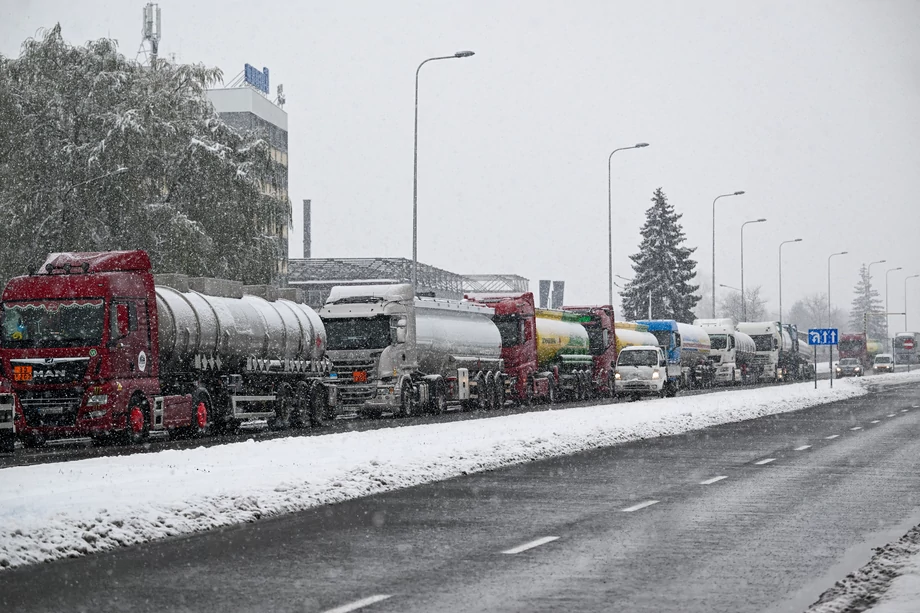 Kolejka ciężarówek na obwodnicy Przemyśla, 28 bm. oczekująca na przekroczenie polsko-ukraińskiego przejścia granicznego w Medyce. Ukraińscy przewoźnicy wykazują coraz większe zdenerwowanie wielodniowym oczekiwanem na odprawę, którza dzisiaj wynosi 73 godziny