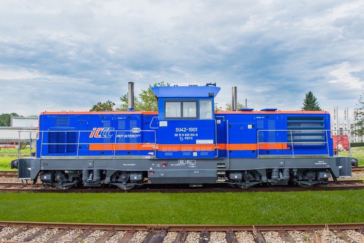 Z powodu braków taborowych przewoźnik kierował do obsługi linii lokomotywy manewrowe, które nie były w stanie zasilać wagonów w energię elektryczną. Efekt był łatwy do przewidzenia. UTK stwierdził, że ludzie jeździli w letnim upale: bez prądu, bez klimatyzacji (na dodatek okna były fabrycznie blokowane) i z wyłączanymi toaletami. Jeśli dodamy do tego fakt, że linia na Hel była wtedy rozkopana przez PKP Polskie Linie Kolejowe, przez co czas podróży się wydłużył, łatwo zrozumieć zdenerwowanie pasażerów. <br>Do zakładu PKP Intercity w Gdyni wpłynęło w sumie 295 zawiadomień na fatalne warunki panujące w środku. W mediach te składy zostały nazwane „piekielnymi pociągami na Hel”. Na szczęście, przewoźnik wyciągnął wnioski z tej lekcji. A jeden z tych wniosków widać na zdjęciu obok.