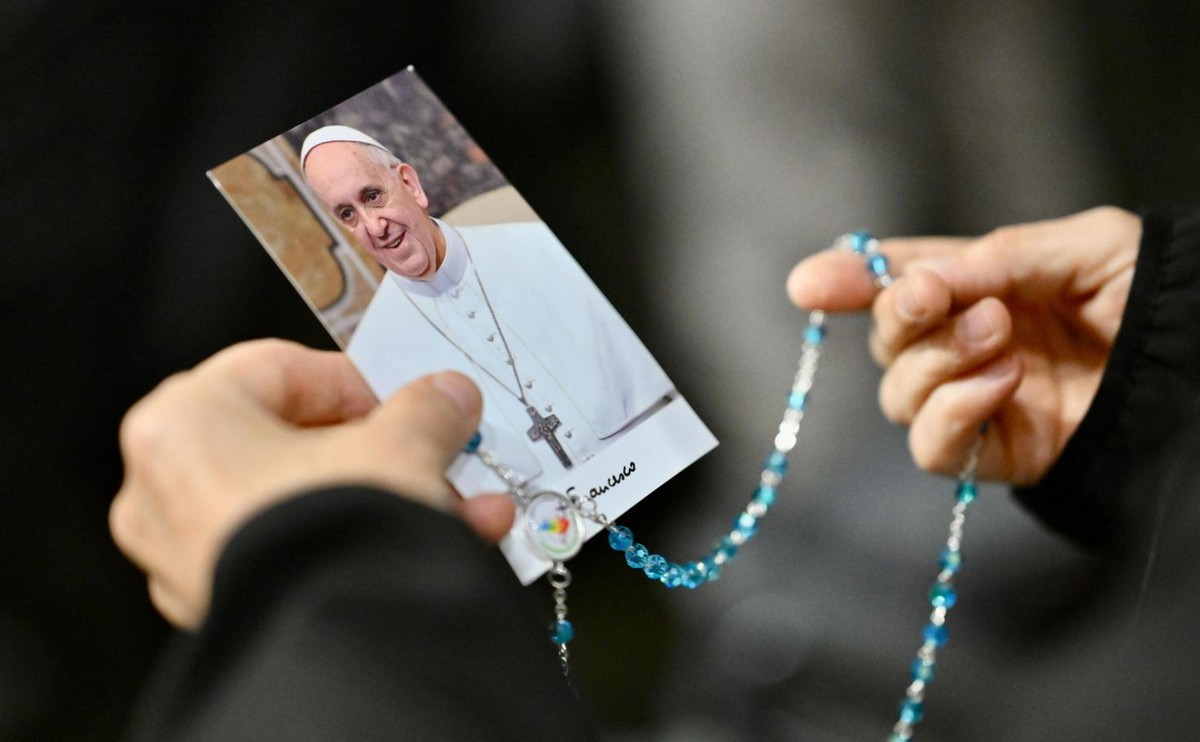 Papież Franciszek nadal w szpitalu. Jego stan jest krytyczny, ale stabilny