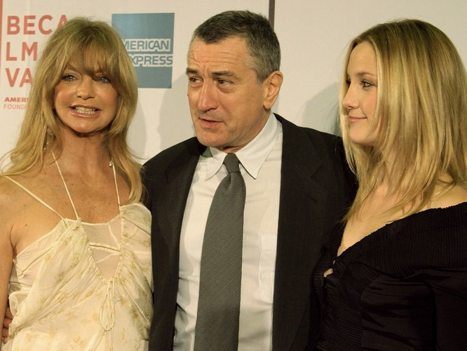 Kate Hudson ze swoją mamą Goldie Hawn (w środku Robert De Niro)