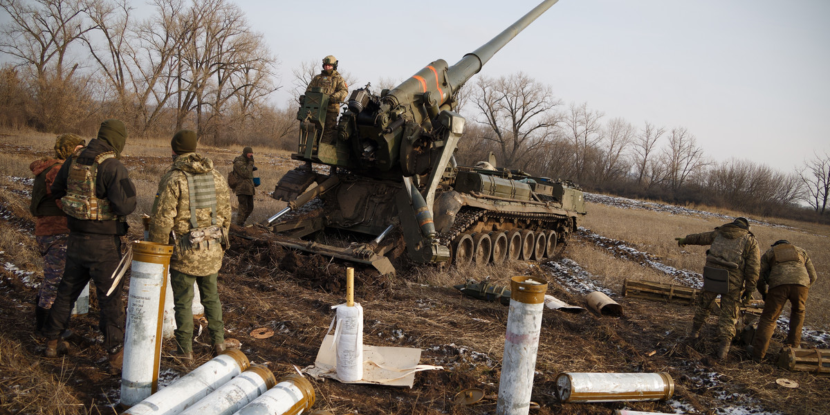 Ukraińscy artylerzyści prowadzą ostrzał