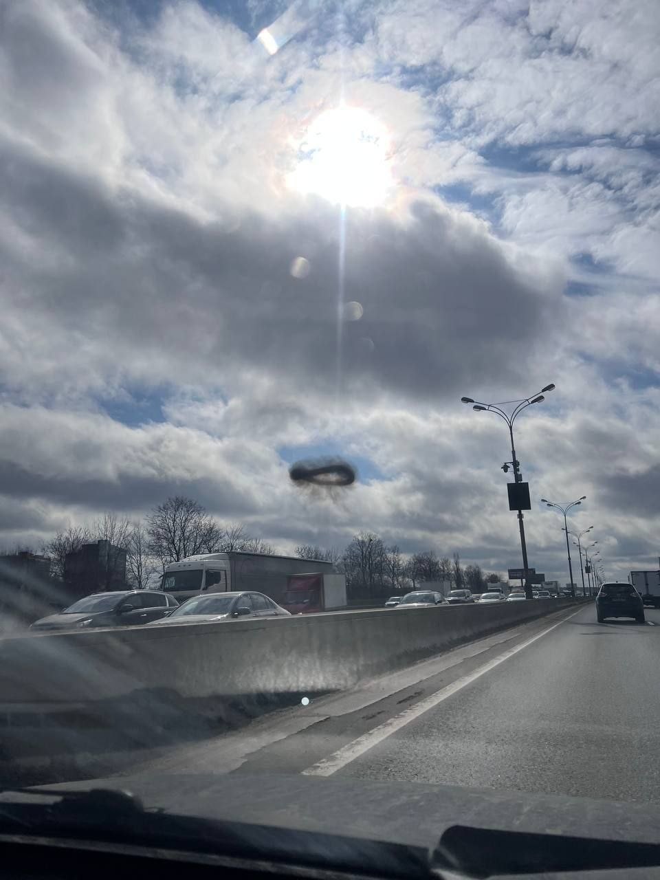 Nad oblohou v Moskve sa objavil záhadný čierny kruh.