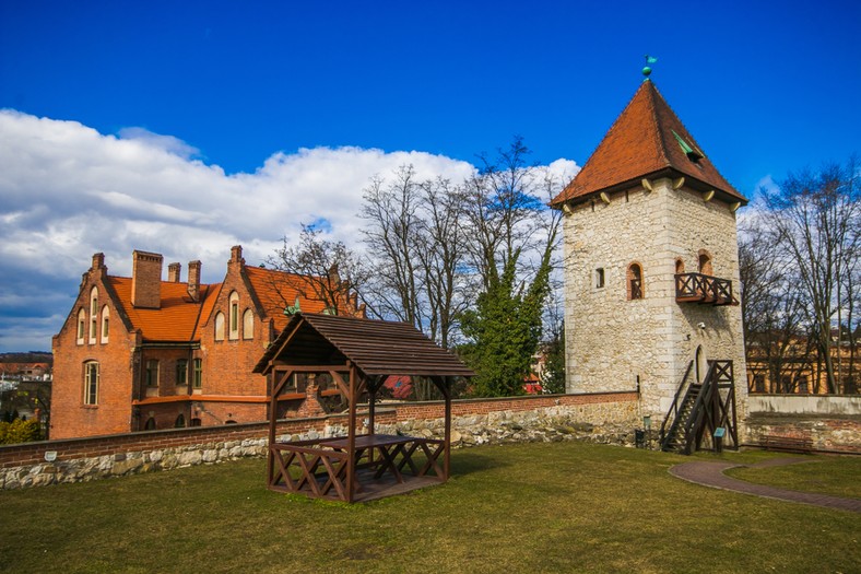 Wieliczka<br><br>Gdzie: Małopolska, kilkanaście minut od serca Krakowa, przy E40
<br><br>
Małe miasta w Polsce, które zrobiły największą turystyczną karierę? Na podium na pewno zasługuje Wieliczka! Tutejsza kopalnia soli to ewenement na skalę Europy. Komory z z naturalną solną rzeźbą, słynna kaplica św. Kingi, magiczne jeziorka. To wszystko robi wrażenie! Obiekt otwarty jest od kwietnia do października w godz. 7:30-19:30 i od listopada do marca od 8:00 do 17:00. Za przejście trasą turystyczną czy górniczą zapłacisz 64 zł. W sezonie ( majówka, wakacje) cena wzrasta do 69 zł. W ofercie dostępna jest też tężnia solankowa lub pełna wyzwań trasa górnicza.