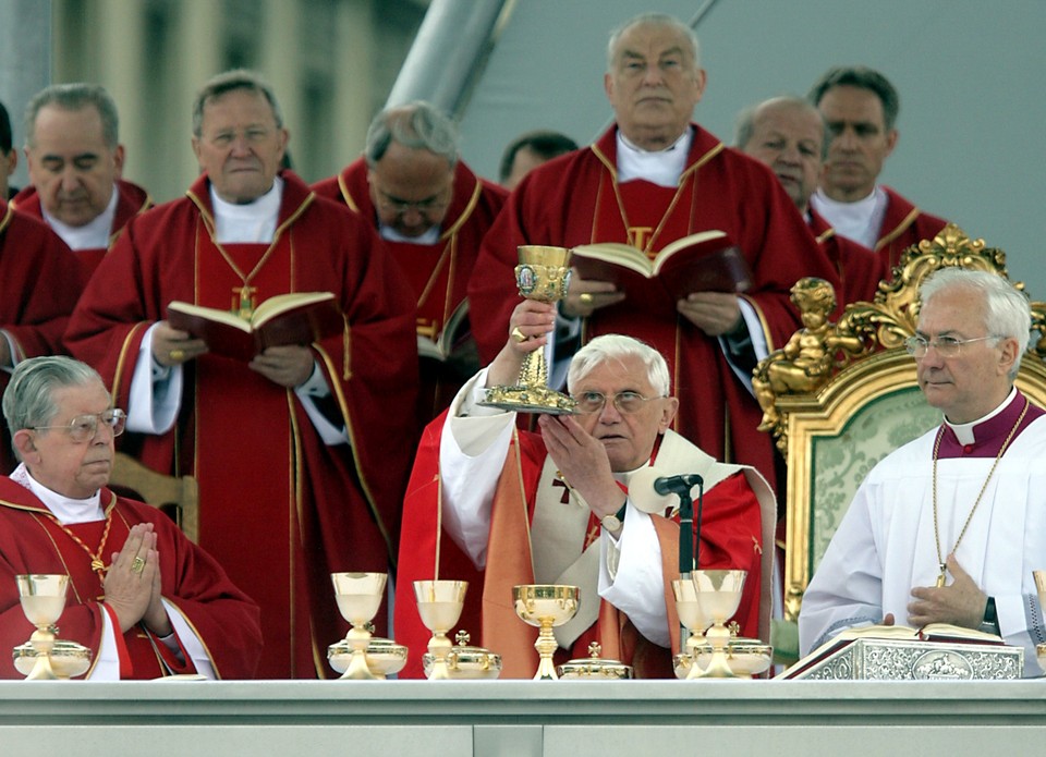 Benedykt XVI w trakcie mszy św. na pl. Piłsudskiego w Warszawie