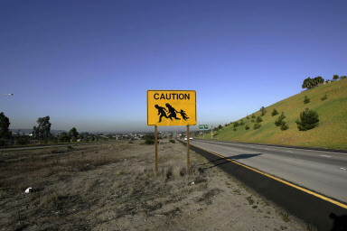 US-MEXICO-BORDER-CUSTOMS-SIGN