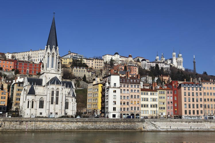 Lyon – położony w środkowo-wschodniej części Francji jest najstarszym miastem, które leży we Francji. Założony został przez Rzymian w 43 r. p.n.e. Dziś Lyon jest ważnym ośrodkiem finansowym, handlowym i naukowym. Największymi atrakcjami turystycznymi miasta, są: historyczna część miasta, tzw. Stary Lyon (od 1998 roku wpisany na listę Światowego Dziedzictwa Kulturowego), liczne muzea, liczne ruiny budowli rzymskich: amfiteatr, odeon, termy, akwedukt. Lyon jest także idealnym miejscem do oglądania budowli: romańskich, gotyckich, renesansowych, neoklasycystycznych oraz secesyjnych.