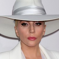 Lady Gaga illegálisan reklámozott egy fájdalomcsillapítót