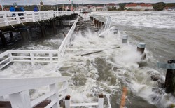 Sztorm na Bałtyku. Molo w Sopocie uszkodzone i zamknięte. ZDJĘCIA