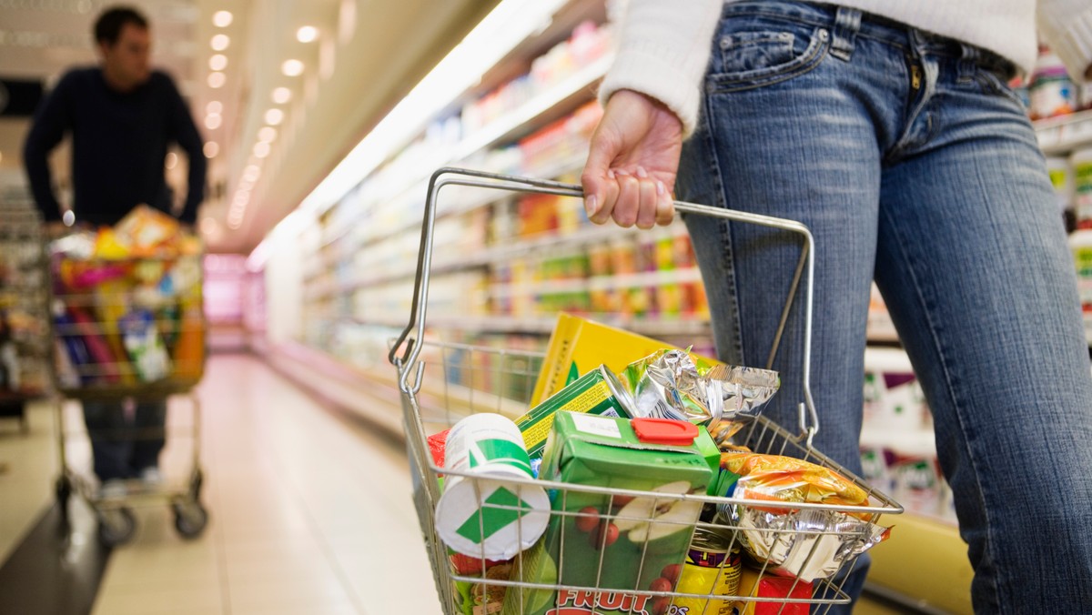 Ponad 20 marketów w stolicy i prawie sto innych sklepów w całej aglomeracji warszawskiej weźmie w tym roku udział w Świątecznej Zbiórce Żywności. Będzie w nich można spotkać w sumie cztery tysiące wolontariuszy, którym można przekazywać produkty spożywcze przeznaczone dla najbardziej potrzebujących. Zbiórka odbędzie się w dniach 1-3 grudnia.