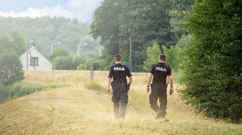 Policjanci w trakcie przeszukiwania terenu (zdj. ilustracyjne)