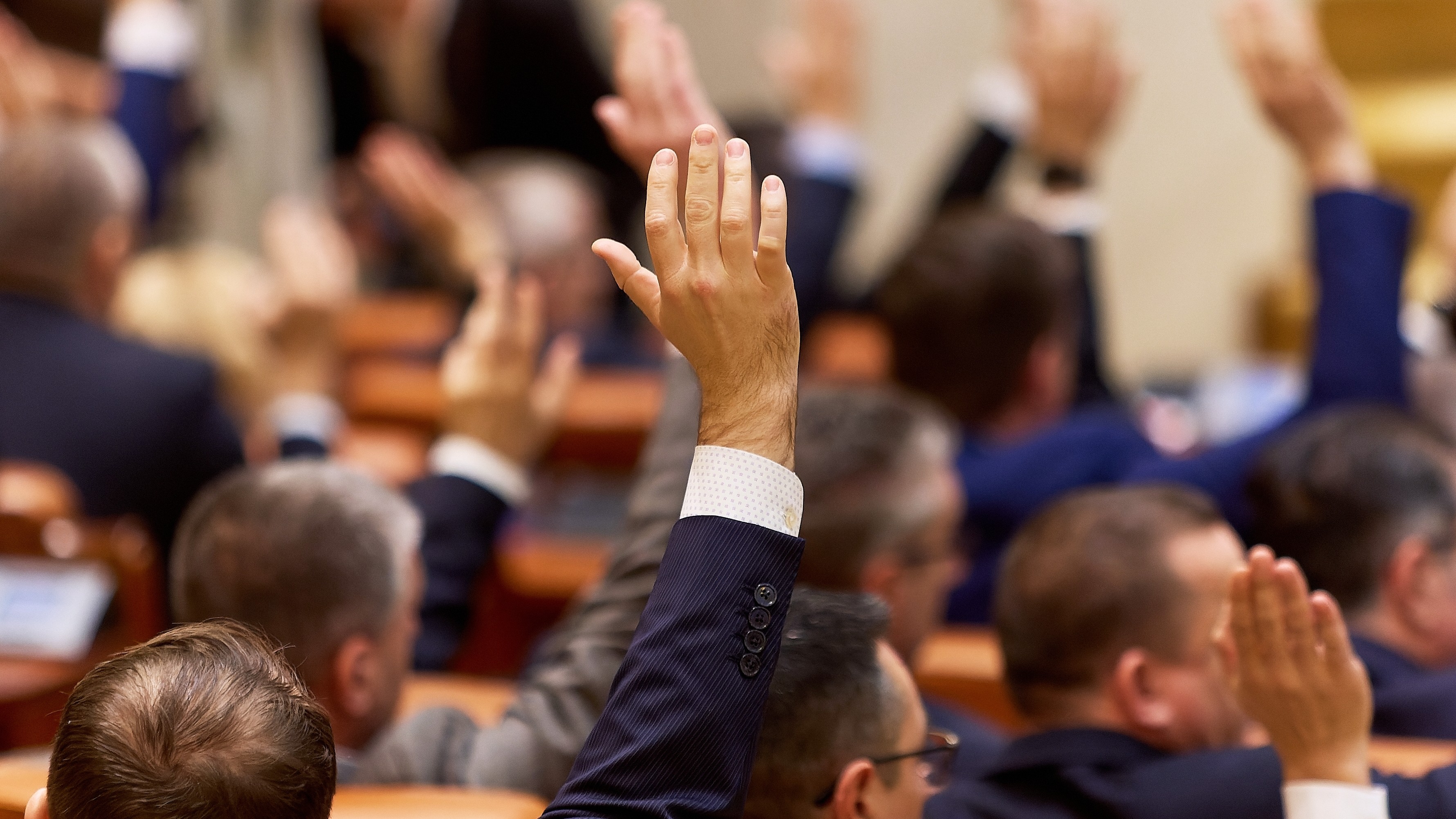 Uniformele școlare, motiv de scandal în Parlament. Ștefan Pălărie: „Afacerea «Uniforma», un tun financiar marca PSD”. Daniel Zamfir, inițiatorul proiectului: „Se spun niște prostii sinistre!”