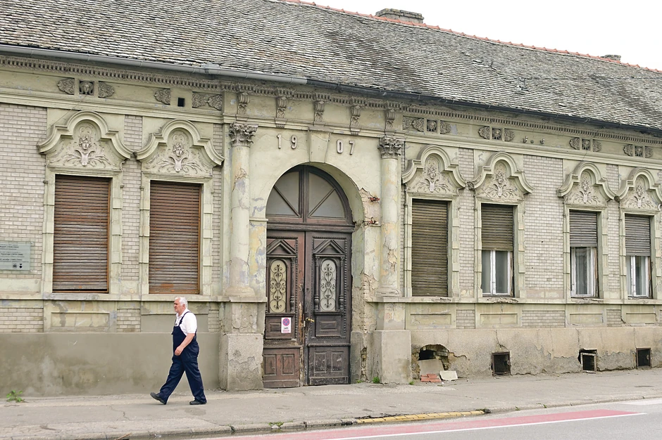 Ovaj postupak je izuzetno zahtevan zbog bogate ornamentike, fasadne plastike i veoma komplikovane stolarije i limarije