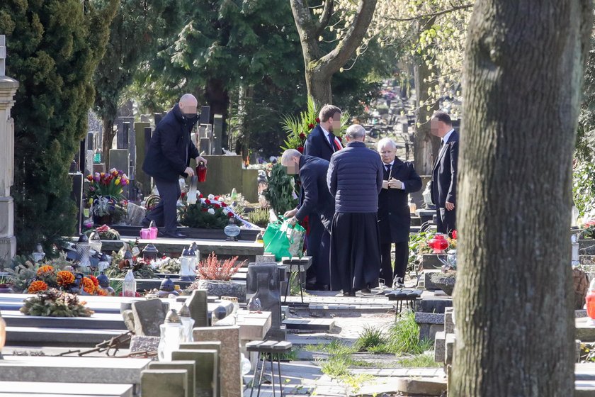 Jarosław Kaczyński wybrał się na cmentarz, który jest zamknięty dla odwiedzających