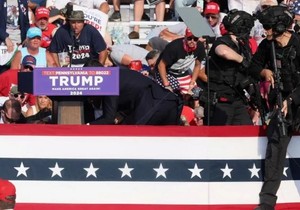 Agenti tajne službe štite Trampa posle napada | Foto: Reuters