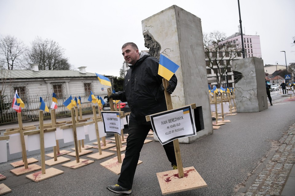 Instalacja złożona z krzyży przed rosyjską ambasadą w Warszawie