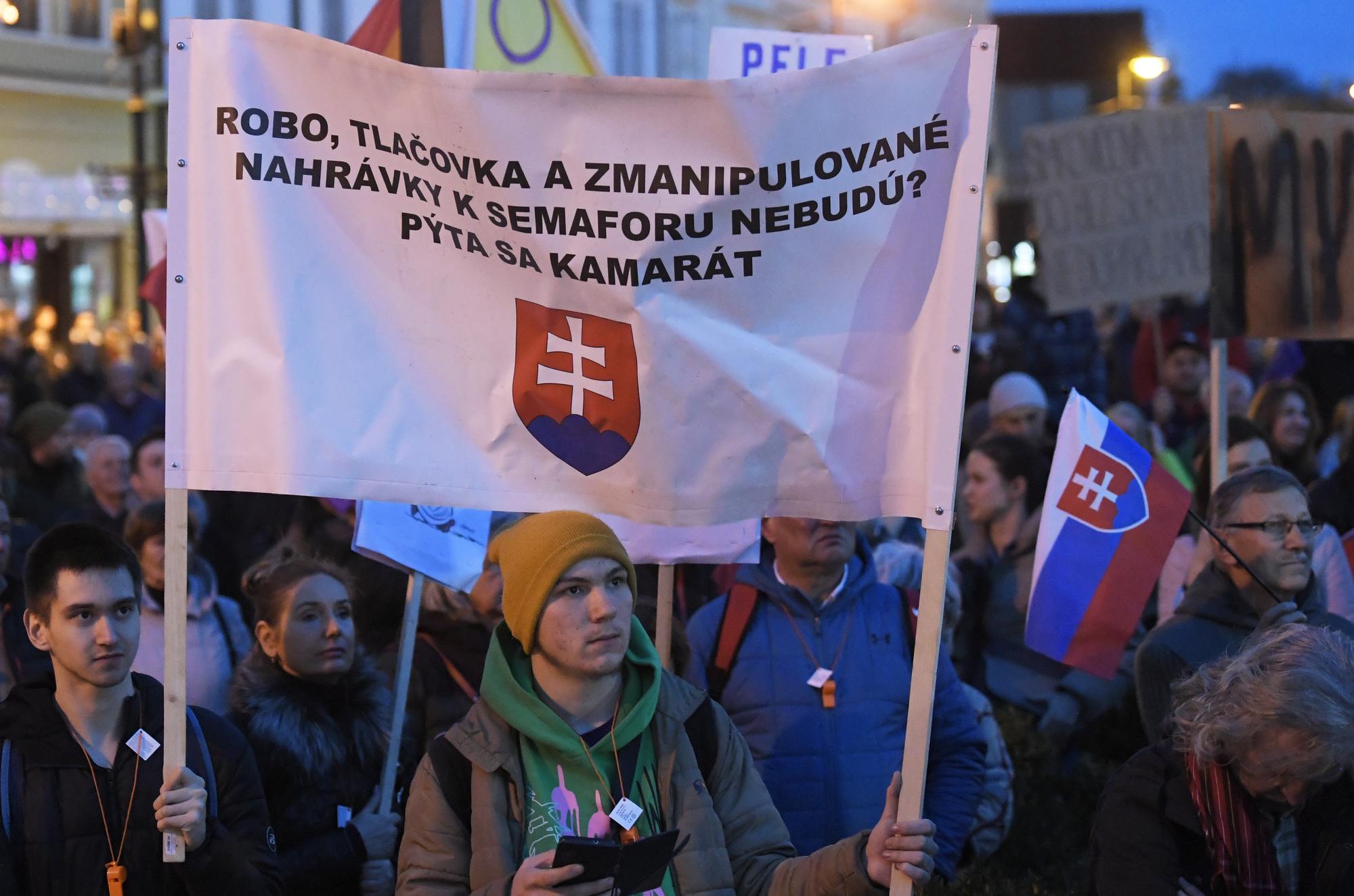 Snímka z protestu zameraného proti viacerým plánom a krokom vlády Roberta Fica pri Dolnej bráne na Hlavnej ulici v Košiciach.