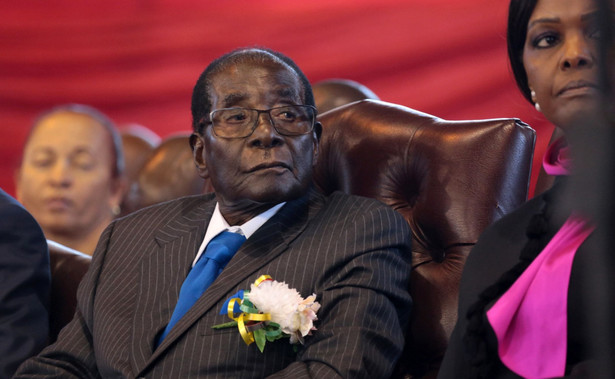 Robert Mugabe rządził krajem od niemal czterech dekad. Następczynią miała zostać młodsza o czterdzieści lat jego żona – Grace. Wojsko pokrzyżowało te plany.