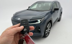 Sprawdziłem nową Toyotę RAV4. Szczerze? Spala 3,7 l/100 km, a cena w Polsce to prawdziwy hit