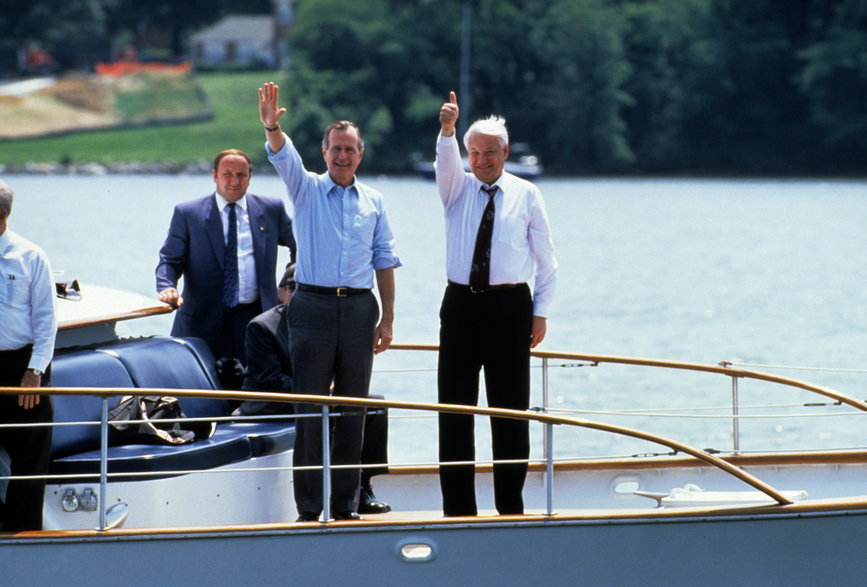 Prezydent USA George H.W. Bush (po lewej) i prezydent Federacji Rosyjskiej Borys Jelcyn na łodzi, 17 czerwca 1992 r. 
