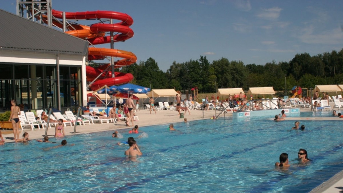 Łódzki aquapark Fala wycofał ze sprzedaży bilety całodniowe, które cieszyły się sporym zainteresowaniem, pozwalały bowiem spędzić na terenie kompleksu wiele godzin. Bilety były popularne zarówno wśród miłośników kąpieli, jak i tych, którzy chcieli opalać się w pobliżu basenów. W sezonie letnim takie bilety nie będą już dostępne, kupić będzie można jedynie bilety trzygodzinne. Jeśli będziemy chcieli przebywać na Fali cały dzień, konieczne będą kolejne wyprawy do kas. Przedstawicile aquaparku przekonują, że likwidują "całodniówki" w celu zmniejszenia kolejek.