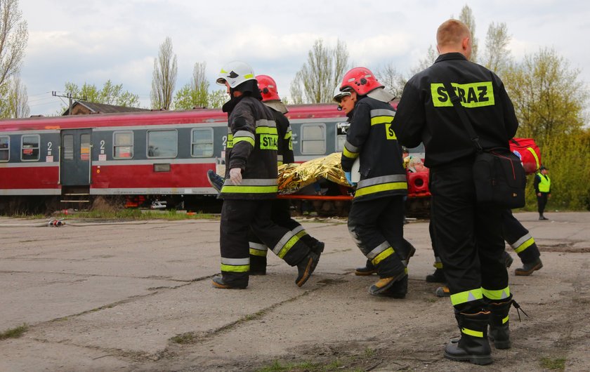 Ćwiczenia strażaków - symulowana akcja zderzenia pociągów