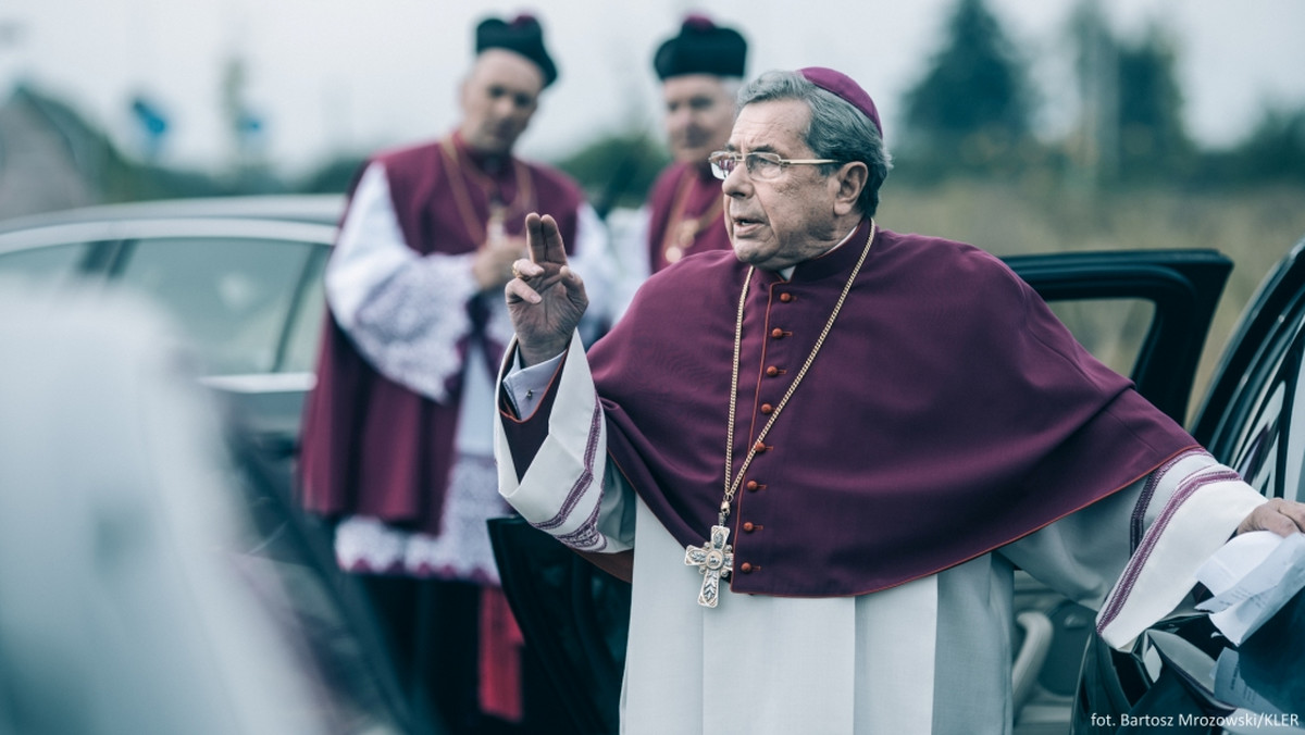 Wokół najnowszego filmu Wojciecha Smarzowskiego robi się coraz goręcej. Po atakach ks. Isakowicza-Zalewskiego, aktor Janusz Gajos bierze obraz w obronę i mówi, że w tym filmie nie ma nic, co mogłoby obrazić ludzi wierzących. Premiera "Kleru" już 28 września.