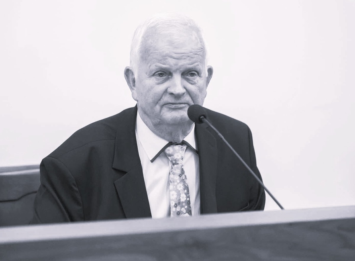 Jan Pszczoła. Czarno-białe zdjęcie z sesji Rady Radomia