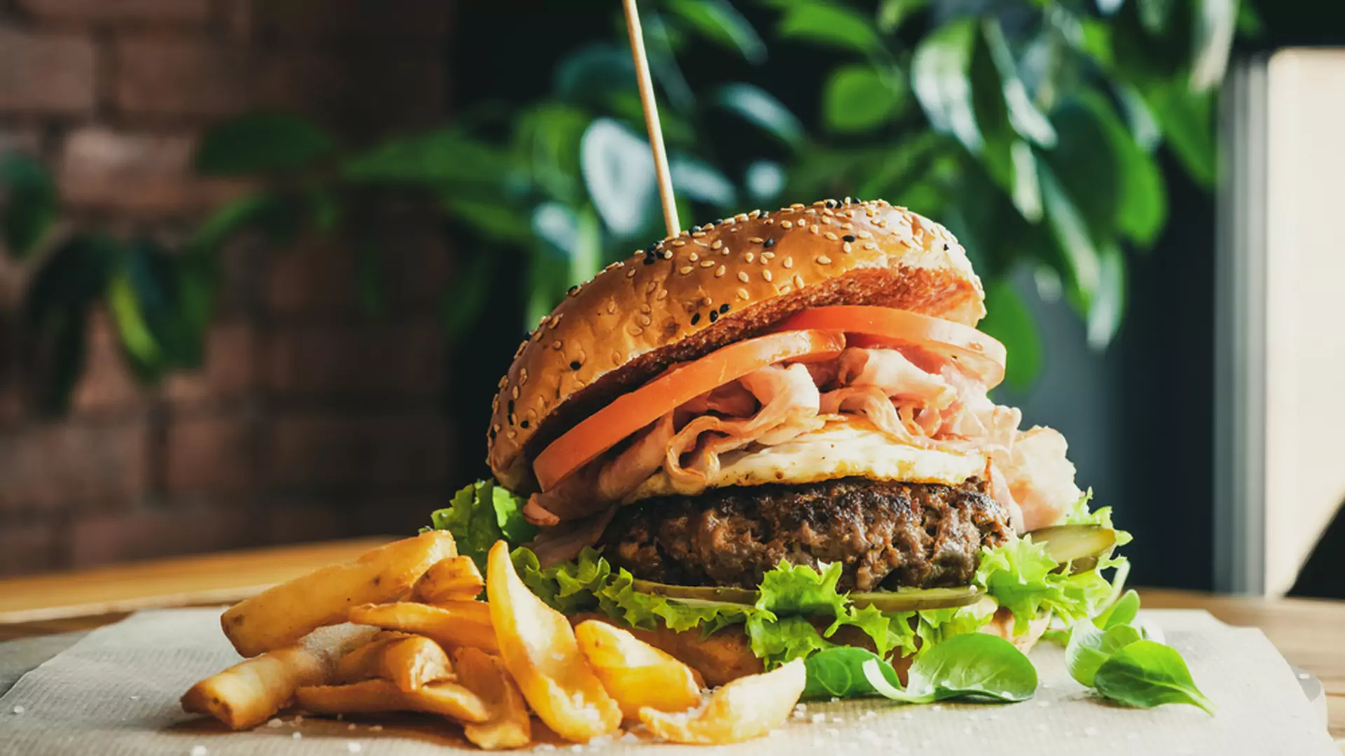 Powstał najdroższy burger świata. Jest pokryty złotem, przepis powstawał pięć miesięcy