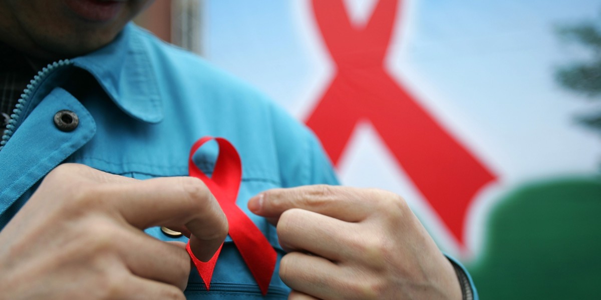 Dotychczasowe narzędzia walki z wirusem HIV i chorobą AIDS nie ograniczają w wystarczający sposób tempa rozprzestrzeniania się zakażeń