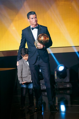 Cristiano Ronaldo Złotą Piłkę FIFA odbierał w asyście rodziny