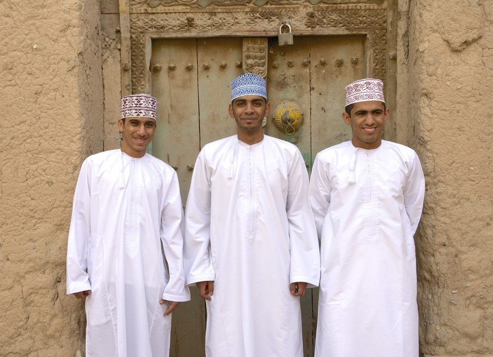 Oman - Nizwa, mężczyźni w tradycyjnych strojach