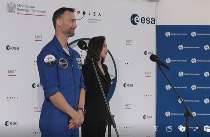 Konferencja prasowa na lotnisku Sławosza Uznańskiego-Wiśniewskiego