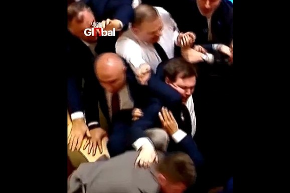 (FOTO, VIDEO) PESNICE U GLAVU, STOLICE LETE Brutalna tuča u parlamentu u Gruziji, učestvovale i POSLANICE: Objavljeni šokantni snimci