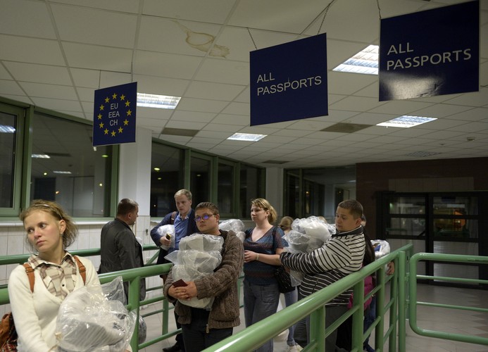 W operacji przeniesienia sprzętu wzięło udział 20 ukraińskich wolontariuszy. <br>Na zdjęciu: Wolontariusze z Ukrainy z hełmami dla ukraińskich żołnierzy, podczas odprawy na polsko-ukraińskim przejściu granicznym w Medyce. <br><br>(mgo) PAP/Darek Delmanowicz